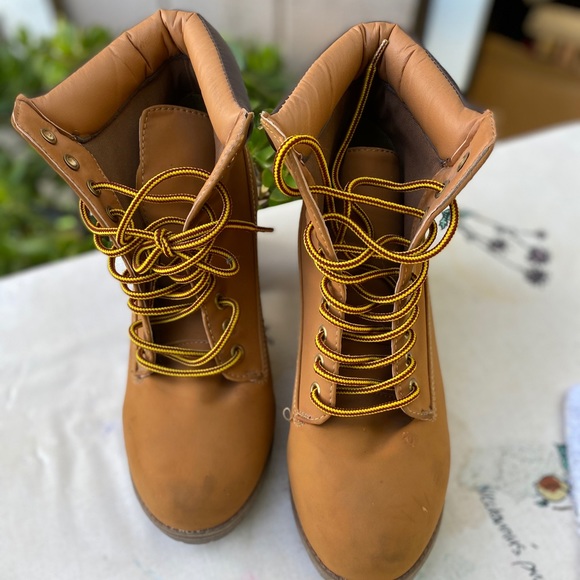 Large boots - Picture 4 of 4